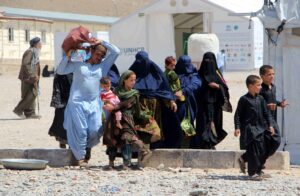 Migrantes afganos se instalan en un refugio temporal en un campamento de tiendas de campaña en Kandahar, Afganistán, en una imagen del 15 de junio de 2025. EFE/EPA/QUDRATULLAH RAZWAN 88415