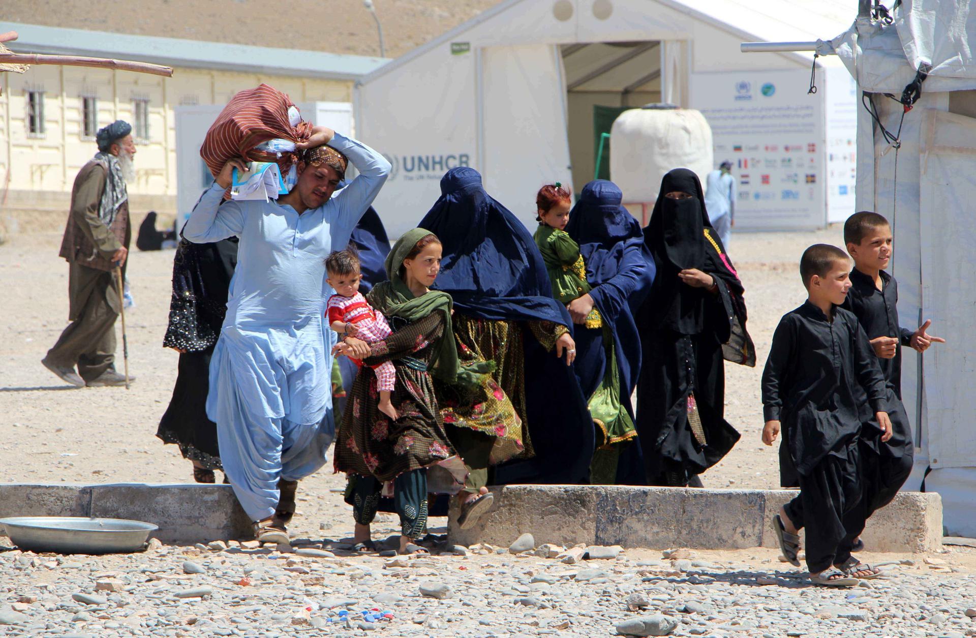 Migrantes afganos se instalan en un refugio temporal en un campamento de tiendas de campaña en Kandahar, Afganistán, en una imagen del 15 de junio de 2025. EFE/EPA/QUDRATULLAH RAZWAN 88415