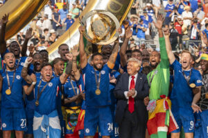 Reece James (c) de Chelsea levanta el trofeo de campeón del Mundial de Clubes junto al presidente de los Estados Unidos, Donald Trump, este domingo, tras vencer a París Saint-Germain (PSG) en el estadio MetLife en Nueva Jersey (Estados Unidos). EFE/ Ángel Colmenares