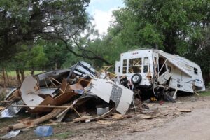 Fotografía de una camioneta y una casa móvil destrozados por las inundaciones este miércoles, en Kerville (EE.UU.). EFE/ Octavio Guzmán