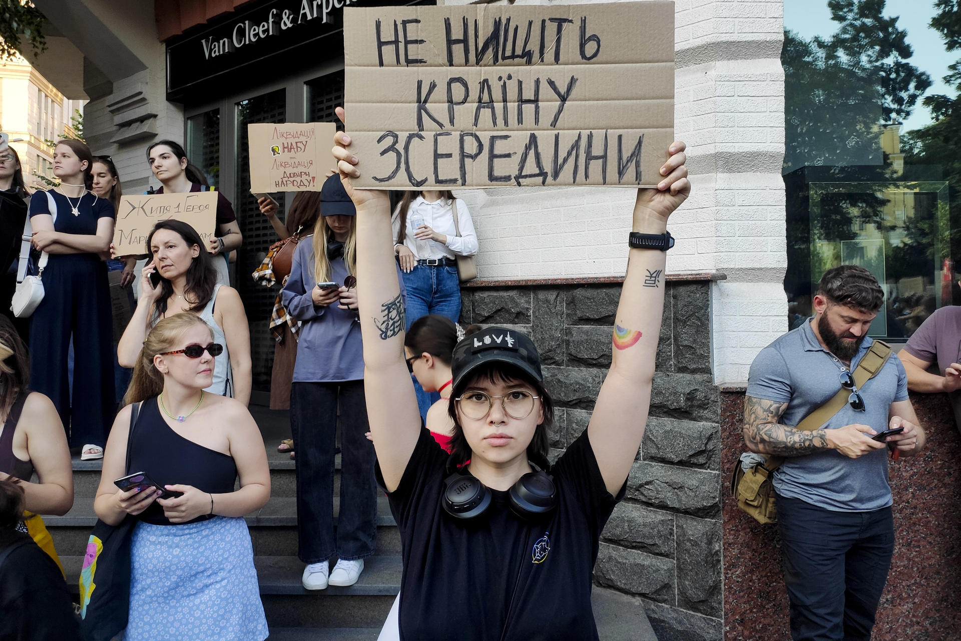 Miles de ucranianos se congregaron este miércoles, 23 de julio, en una céntrica plaza de Kiev, en el segundo día de protestas contra la aprobación de una ley cuyos críticos creen que despoja de su independencia a dos organismos clave en la lucha contra la corrupción. EFE/Rostylav Averchuk
