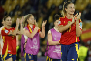Las jugadoras de la selección española celebran su victoria sobre Italia a la finalización del partido de este viernes de la Eurocopa 2025. EFE/Ana Escobar