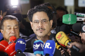 El senador de Colombia Iván Cepeda habla con medios de comunicación al finalizar la audiencia contra el expresidente de Colombia Álvaro Uribe este 28 de julio de 2025, en Bogotá (Colombia). EFE/ Mauricio Dueñas