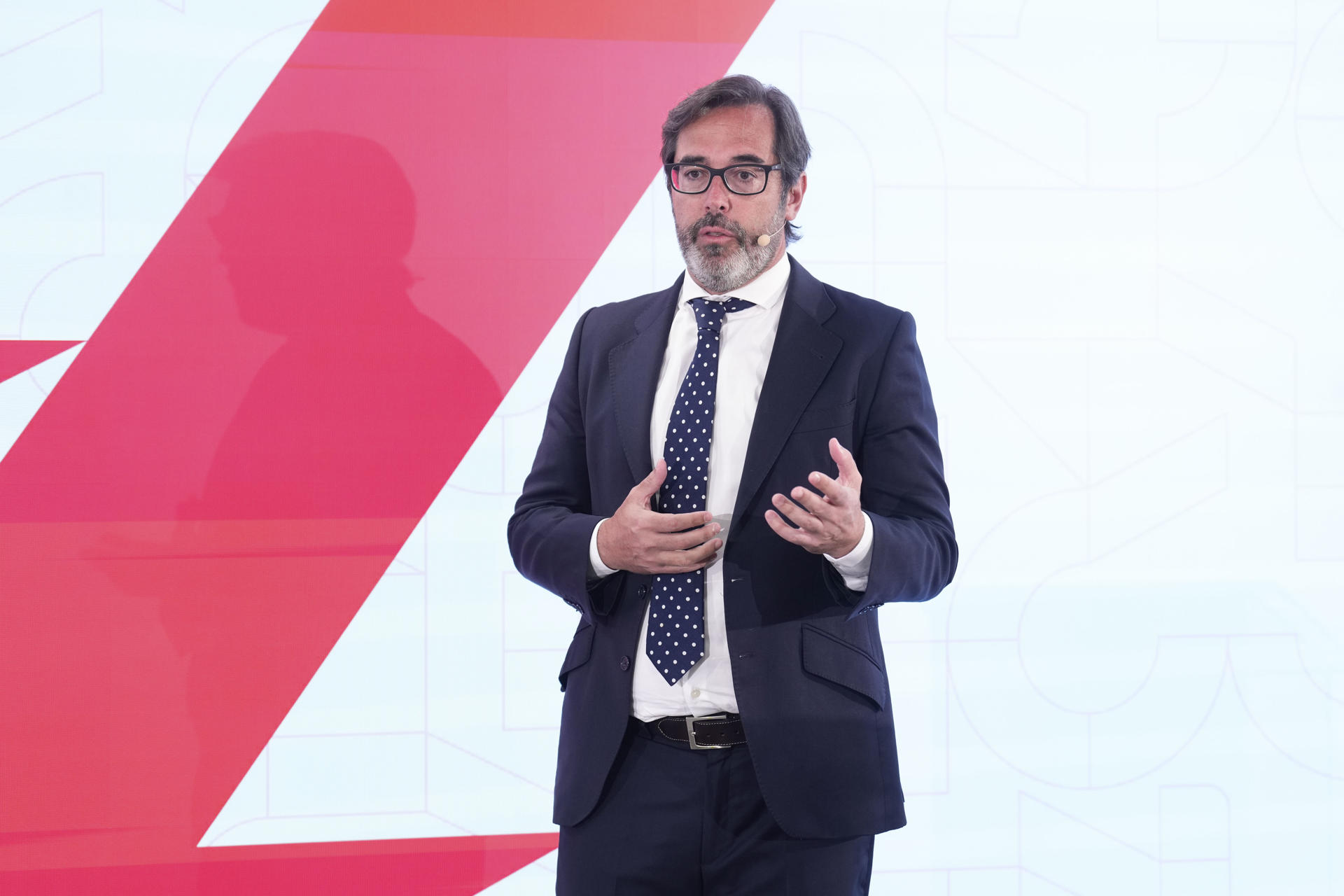 Jorge de la Vega, director General de Negocio de LALIGA , durante el acto institucional que LaLiga celebra en su sede de Madrid para dar la bienvenida a los clubes ascendidos a Primera y Segunda División para la temporada 2025-2026. EFE/ Borja Sanchez-Trillo
