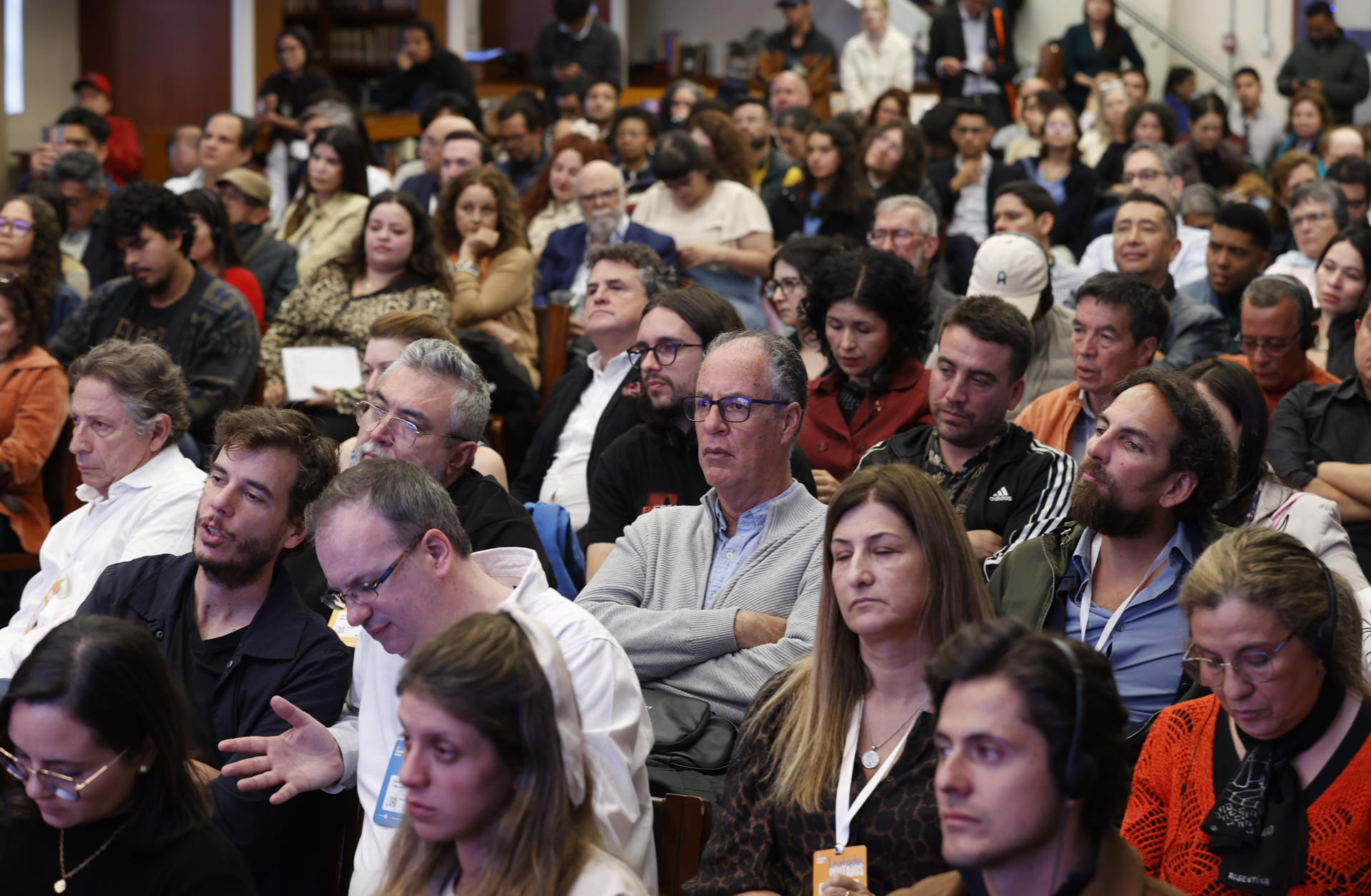 Personas asisten al conversatorio '¿Cómo defender el mejor oficio del mundo en 2025? 'este viernes, en Bogotá (Colombia). EFE/ Mauricio Dueñas Castañeda
