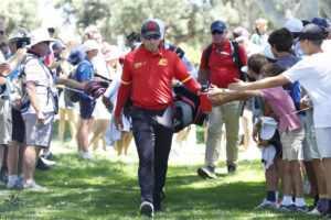 El español Sergio García saluda a los aficionados mientras camina hacia la salida del hoyo 2, en la primera jornada de la tercera edición del LIV Golf Andalucía 2025, el circuito de golf financiado por Arabia Saudí, este viernes en el campo de Valderrama en San Roque (Cádiz). EFE/A.Carrasco Ragel.