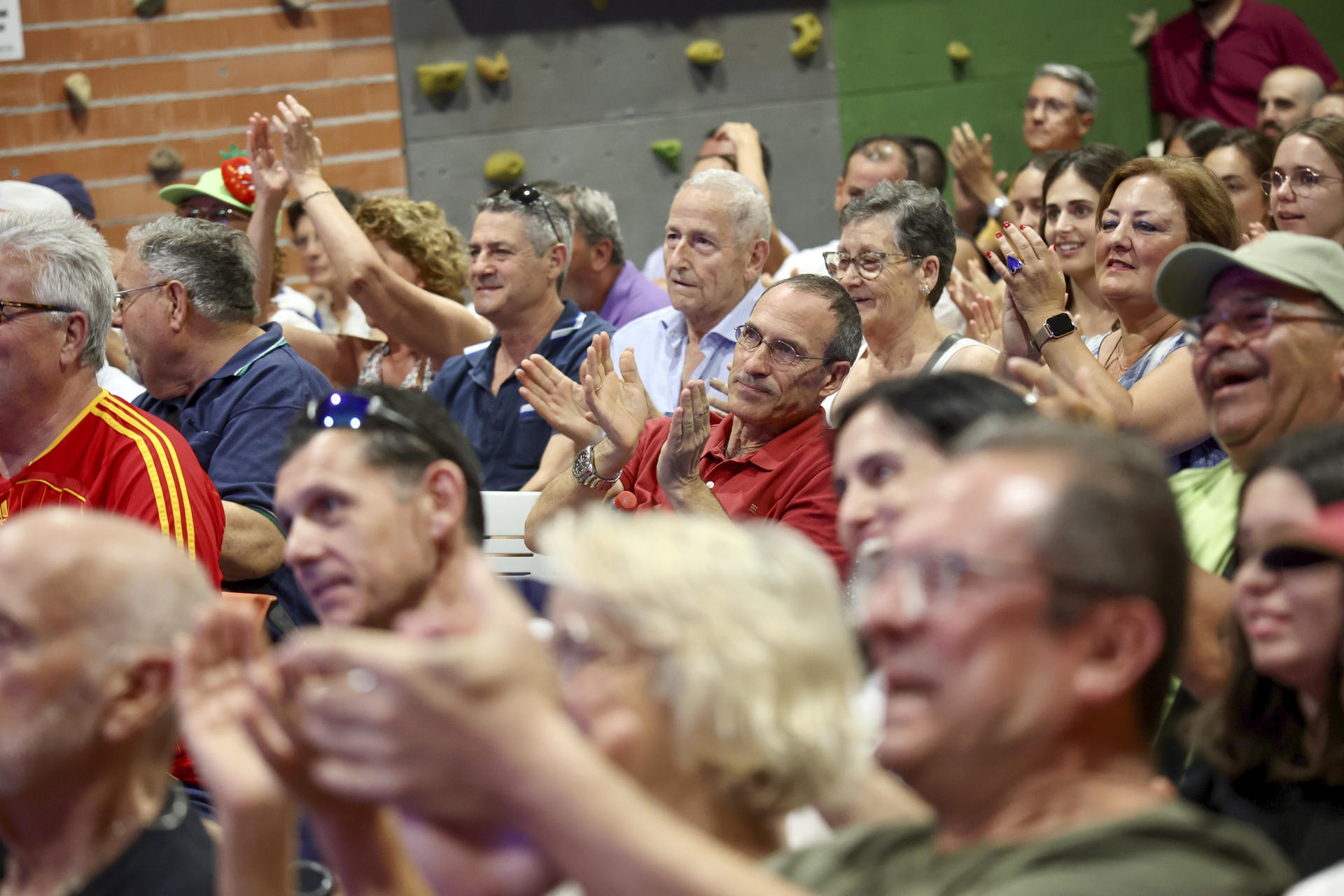 Vecinos de El Palmar (Murcia) siguen con emoción a través de pantallas gigantes la final de Wimbledon en el Espacio Joven (Los Colorines) de la localidad, donde se han congregado para apoyar a su paisano Carlos Alcaraz que está disputando este domingo su tercera final en la pista central de torneo británico. EFE/Juan Carlos Caval