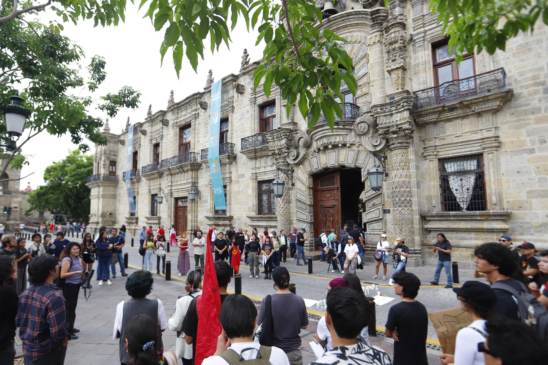 Estudiantes se manifiestan tras los hallazgos de una fosa clandestina con restos humanos, en las afueras del Palacio de Gobierno de Jalisco este martes, en Guadalajara (México). EFE/ Francisco Guasco
