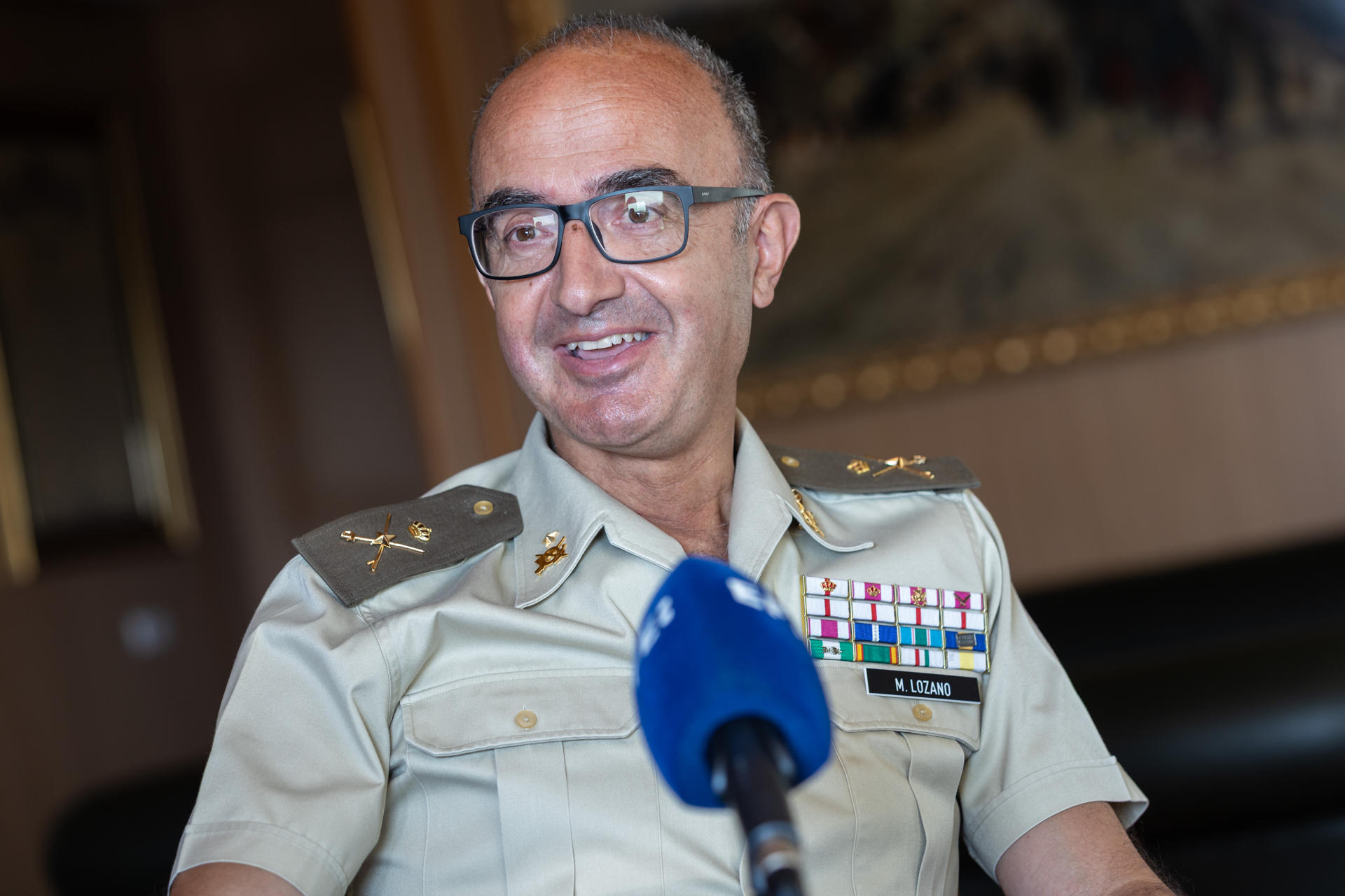 El director del Museo del Ejército, el general de brigada Francisco Germán Martínez Lozano, durante una entrevista con la Agencia EFE en Toledo. El Museo del Ejército cumple 15 años en su actual sede de Toledo con retos como impulsar las relaciones exteriores, mejorar los recorridos internos o reorganizar las salas de los siglos XX y XXI, todavía cerradas tras el incendio de 2022, para consolidarse como un museo que permita "entender la historia" para "entender la actualidad". EFE/ Ángeles Visdómine