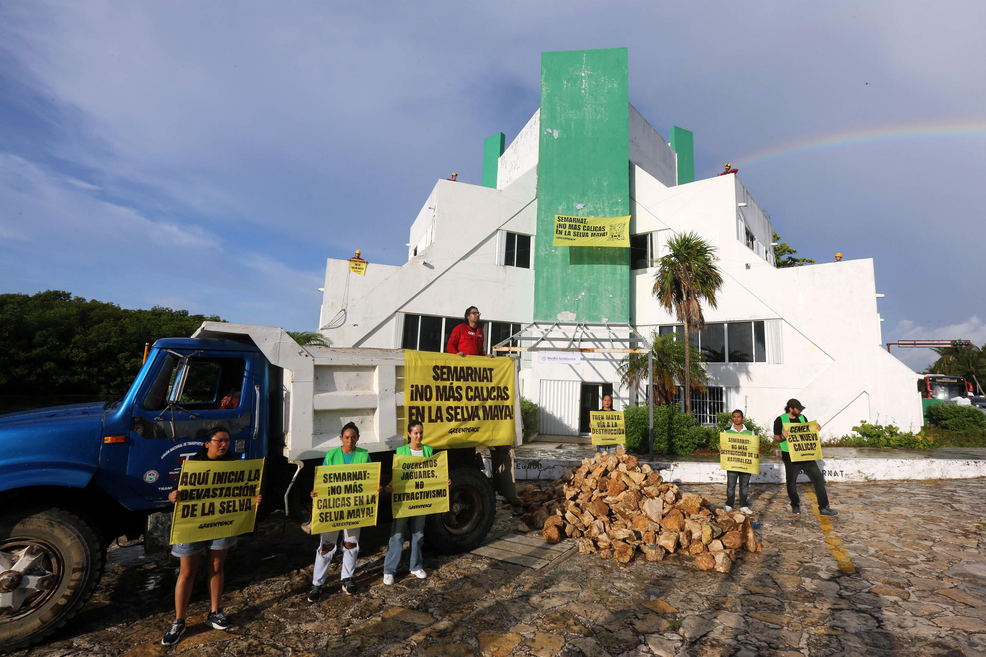 Activistas de Greenpeace se manifiestan frente a la Secretaria del Medio Ambiente y Recursos Naturales (Semarnat) por la autorización de al menos 26 bancos de extracción de material pétreo, en su mayoría vinculados con el Tren Maya, este lunes en Cancún (México). EFE/ Alonso Cupul