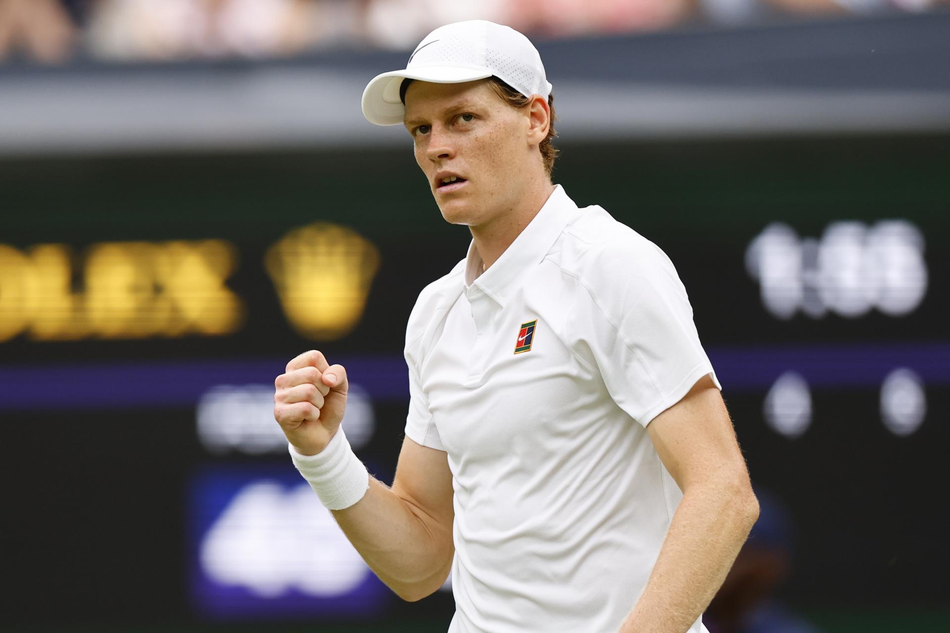 El tenista italiano Jannik Sinner celebra este sábado su triunfo en tercera ronda del torneo de Wimbledon, tercer Grand Slam de la temporada, sobre el español Pedro Martínez. EFE/EPA/TOLGA AKMEN (Sólo uso editorial)