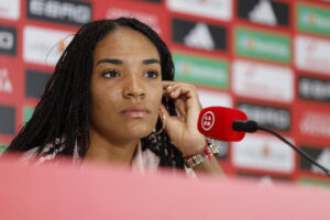 La futbolista internacional por España Salma Paralluelo, durante una conferencia de prensa este sábado en Lausana (Suiza). EFE/Ana Escobar