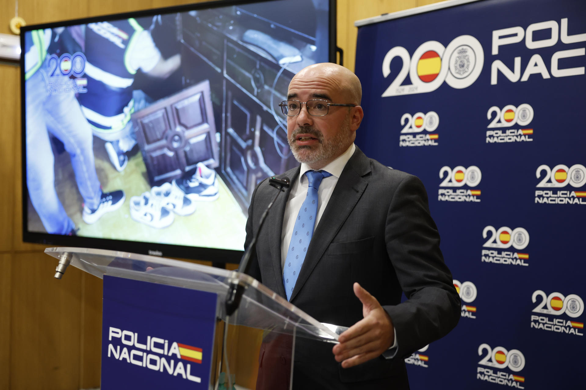 El delegado del Gobierno en Madrid, Francisco Martín (i) durante la rueda de prensa para explicar la desarticulación del conocido como Coro de los '4 Chorros', considerado una de las células más activas y violentas de los Dominicans Don't Play (DDP) en Madrid. EFE/ Mariscal
