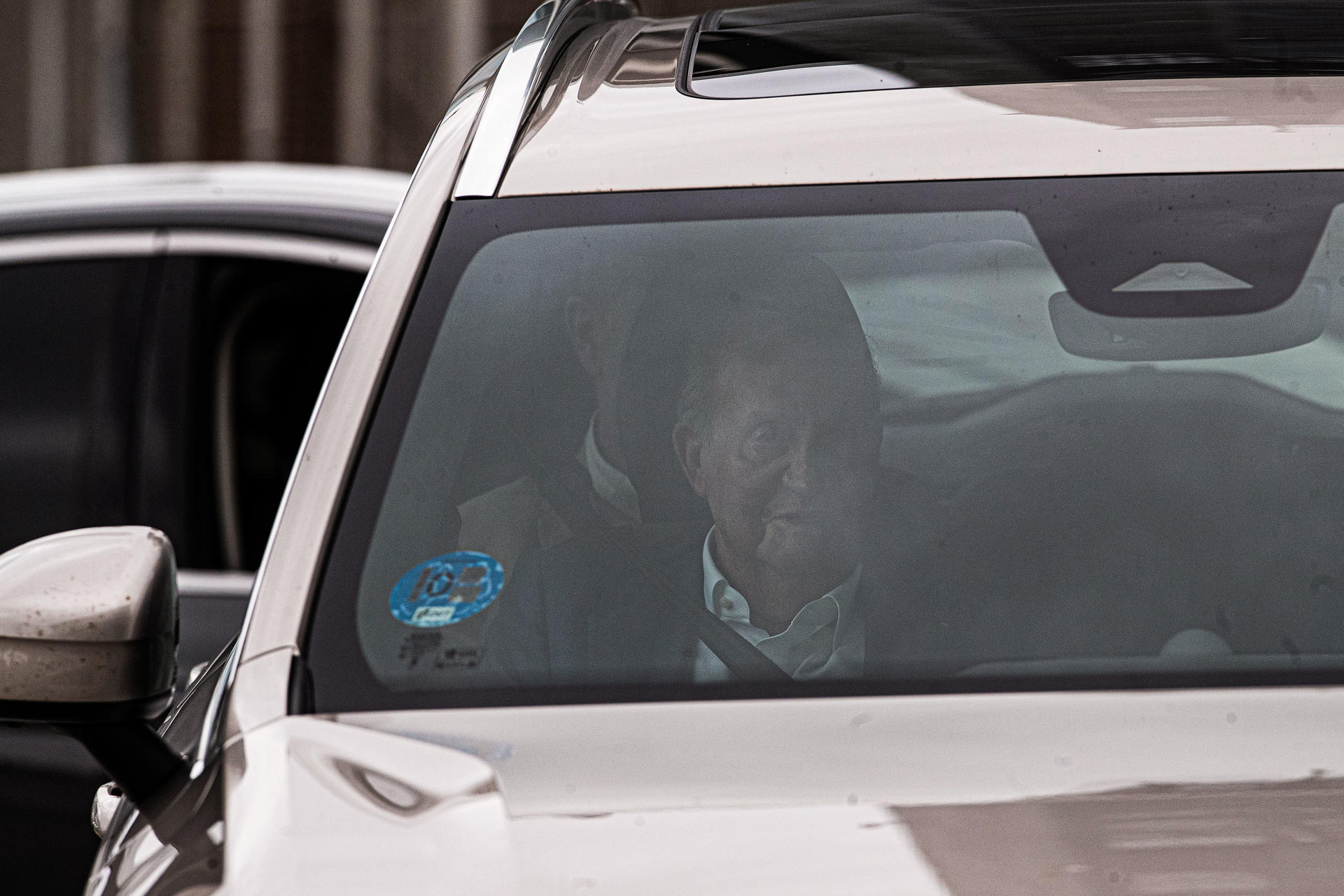 El rey emérito Juan Carlos I sale del aeropuerto este jueves en Vigo, desde donde se ha trasladado por carretera a Sanxenxo para disfrutar de la vela en esta localidad turística de la provincia de Pontevedra por cuarta vez en lo que va de año. El rey emérito ha llegado a Peinador a las 18:37 horas en un vuelo procedente de Logroño y ha sido recibido a pie de pista por su amigo Pedro Campos, presidente del Real Club Náutico de Sanxenxo (RCNS). EFE/ Salvador Sas