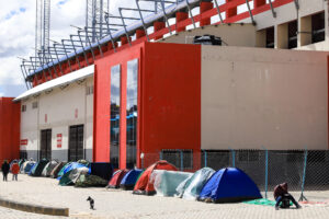Hinchas bolivianos de fútbol han levantado carpas en los alrededores del estadio Municipal de El Alto con el propósito de evitar las aglomeraciones y a los revendedores que también buscan entradas para asistir al partido de eliminatorias del Mundial con Brasil este 9 de septiembre. EFE/ Gabriel Márquez