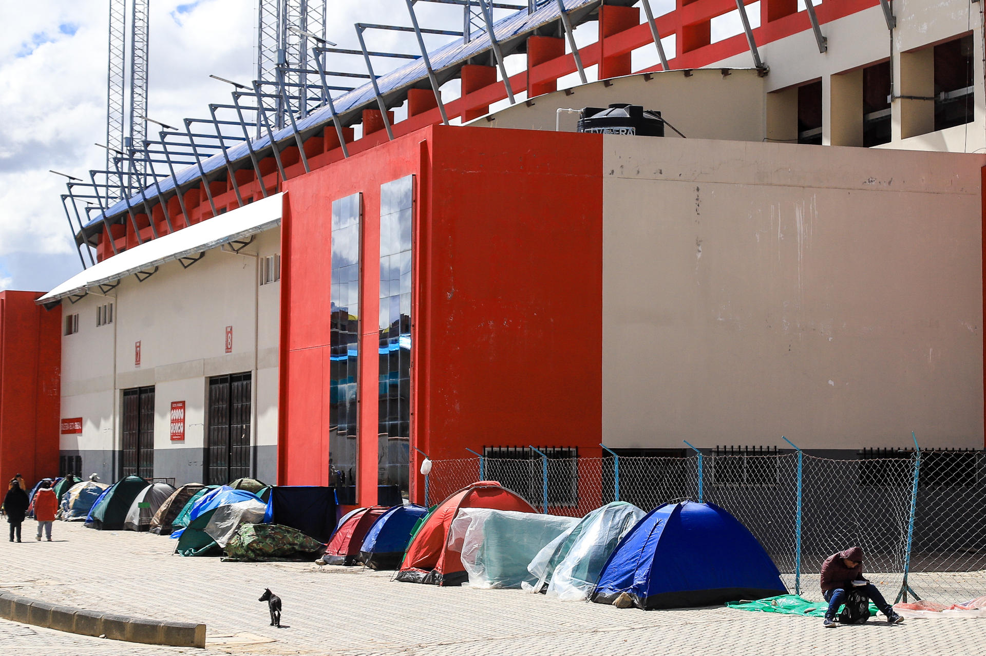 Hinchas bolivianos de fútbol han levantado carpas en los alrededores del estadio Municipal de El Alto con el propósito de evitar las aglomeraciones y a los revendedores que también buscan entradas para asistir al partido de eliminatorias del Mundial con Brasil este 9 de septiembre. EFE/ Gabriel Márquez