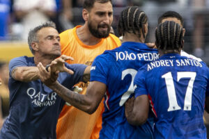 El entrenador de PSG, Luis Enrique (i), discute con Joao Pedro, del Chelsea, en la final del Mundial de Clubes en el estadio MetLife en Nueva Jersey (Estados Unidos). EFE/Ángel Colmenares
