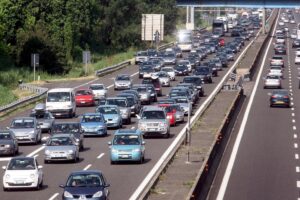 Imagen de archivo del tráfico lento en la autopista A14 entre Nápoles y Milán. EFE/Giorgio Benvenuti
