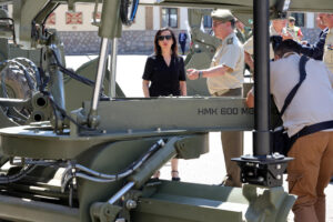 La ministra de Defensa Margarita Robles, visita el Regimiento de Especialidades de Ingenieros nº 11 (REI 11) de Salamanca para exponer las acciones realizadas durante la operación de apoyo a inundaciones por la DANA, las capacidades de la unidad y presidir la imposición de la medalla conmemorativa de las operaciones. EFE/ JM García