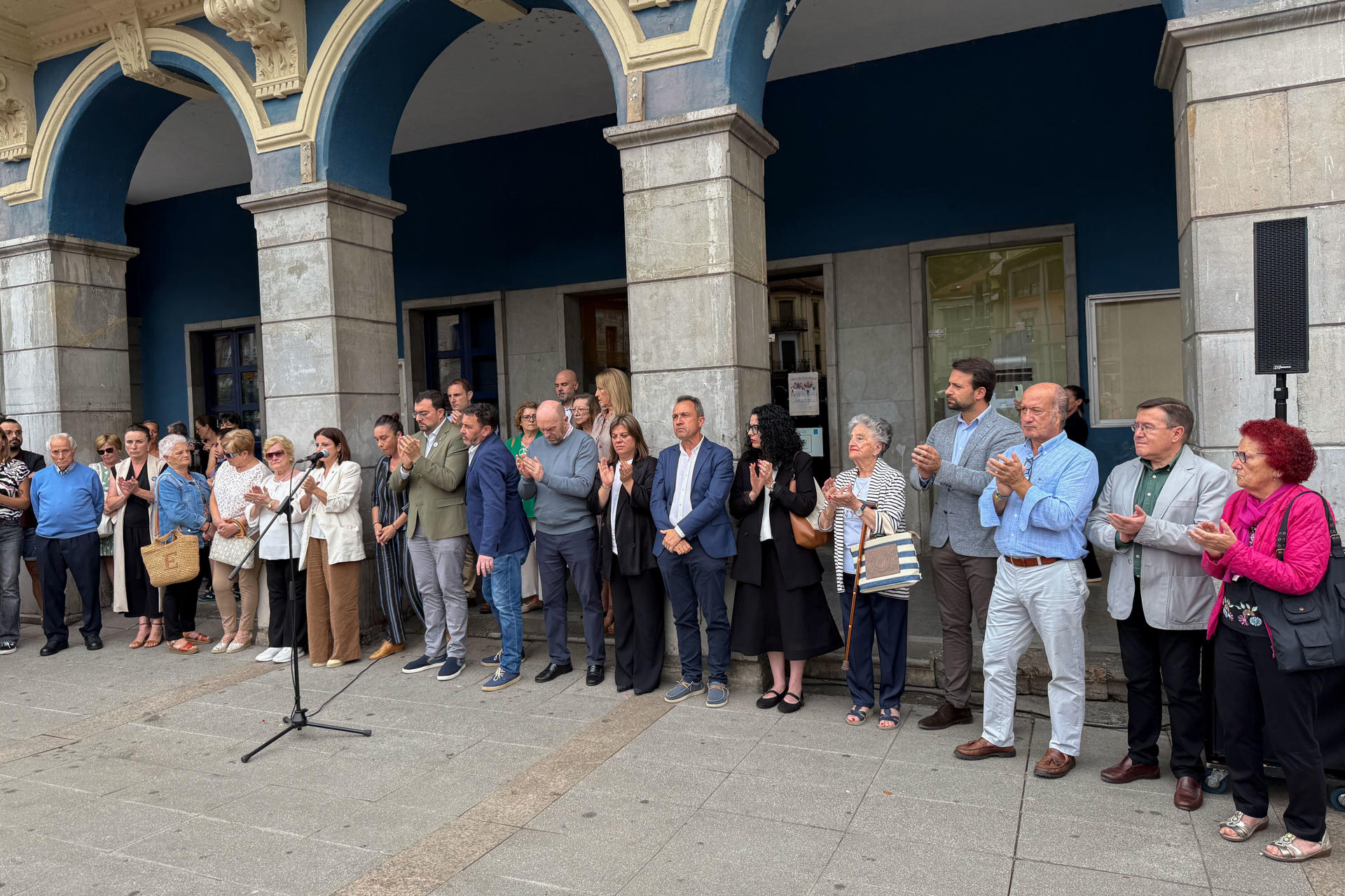 La Delegación del Gobierno en Asturias, el Principado y el Ayuntamiento de Laviana convocan este jueves, en Laviana una concentración en señal de condena y repulsa por el asesinato machista de Dolores, de 86 años, la víctima mortal número 22 en lo que va de año en España y la tercera en la comunidad autónoma. Cientos de personas se han concentrado este jueves en la plaza del Ayuntamiento de Laviana para expresar su condena y repulsa hacia la violencia machista tras el asesinato de Dolores, de 86, presuntamente a manos de su marido, un hombre de 90 años para el que ya se ha decretado prisión provisional. EFE/ J.L. Cereijido