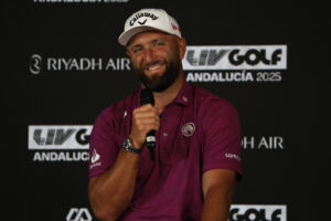El jugador de golf y capitán del equipo de la Legión XIII, Jon Rahm, durante la rueda de prensa ofrecida como presentación de la tercera edición del LIV Golf Andalucía 2025, el circuito de golf financiado por Arabia Saudí, que se juega en el campo Real Club Valderrama en San Roque (Cádiz). /EFE/A.Carrasco Ragel.