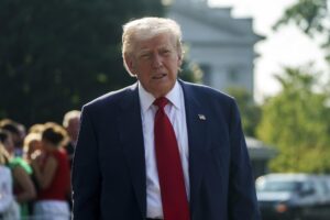 El presidente de EE.UU., Donald Trump, atiende a la prensa mientras parte de la Casa Blanca en Washington, DC. EFE/WILL OLIVER