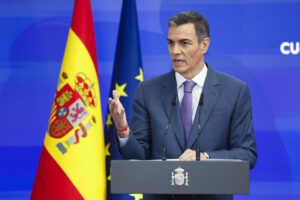 El presidente del Gobierno, Pedro Sánchez durante una rueda de prensa este lunes en el Palacio de la Moncloa en el que ha hecho balance de los últimos seis meses de mandato antes de las vacaciones, determinado a acabar la legislatura tras la crisis abierta por la imputación de Santos Cerdán. EFE/ Chema Moya