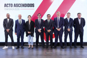 Representantes de los equipos que se incorporan a LaLiga EA Sports y a LaLiga Hypermotion, durante el acto institucional que LaLiga celebra en su sede de Madrid para dar la bienvenida a los clubes ascendidos a Primera y Segunda División para la temporada 2025-2026. EFE/ Borja Sanchez-Trillo