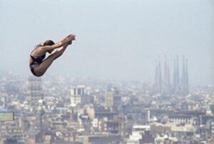 Una saltadora participante en los juegos con la ciudad de Barcelona al fondo. EFE/Archivo/Txema Fernández/fs