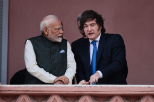 El primer ministro de la India, Narendra Modi (i), junto al presidente de Argentina Javier Milei hablan este sábado, en el balcón de la Casa Rosada en Buenos Aires (Argentina). EFE/STR