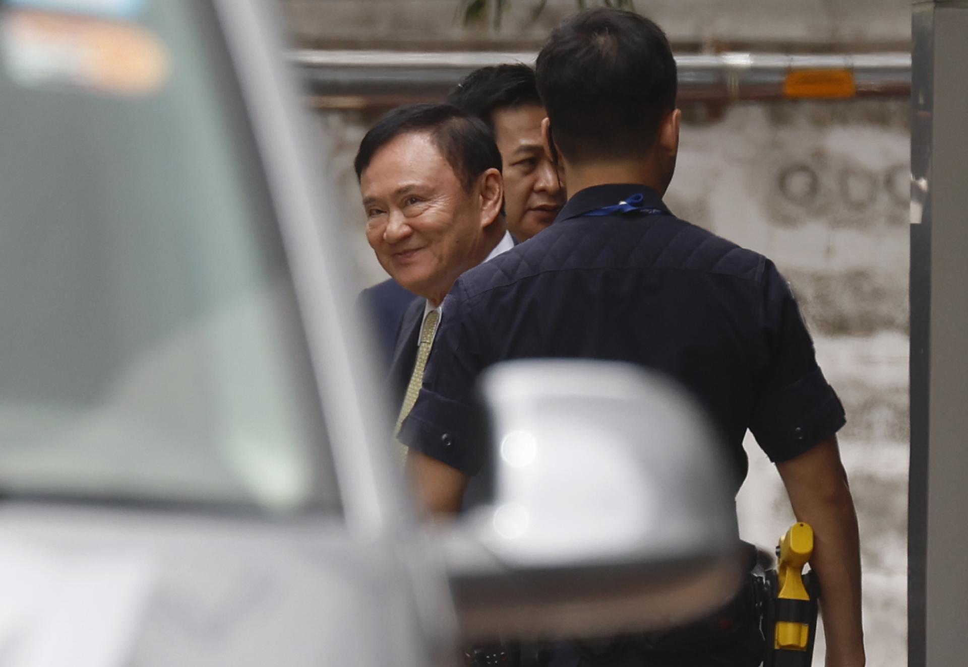 El ex primer ministro de Tailandia Thaksin Shinawatra en su llegada este martes a un tribunal penal de Bangkok.
EFE/EPA/NARONG SANGNAK