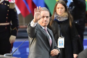 El presidente de Uruguay, Yamandu Orsi, saluda a su llegada a la cumbre del Mercosur este 3 de julio de 2025, en Buenos Aires (Argentina). EFE/Matias Martín Campaya