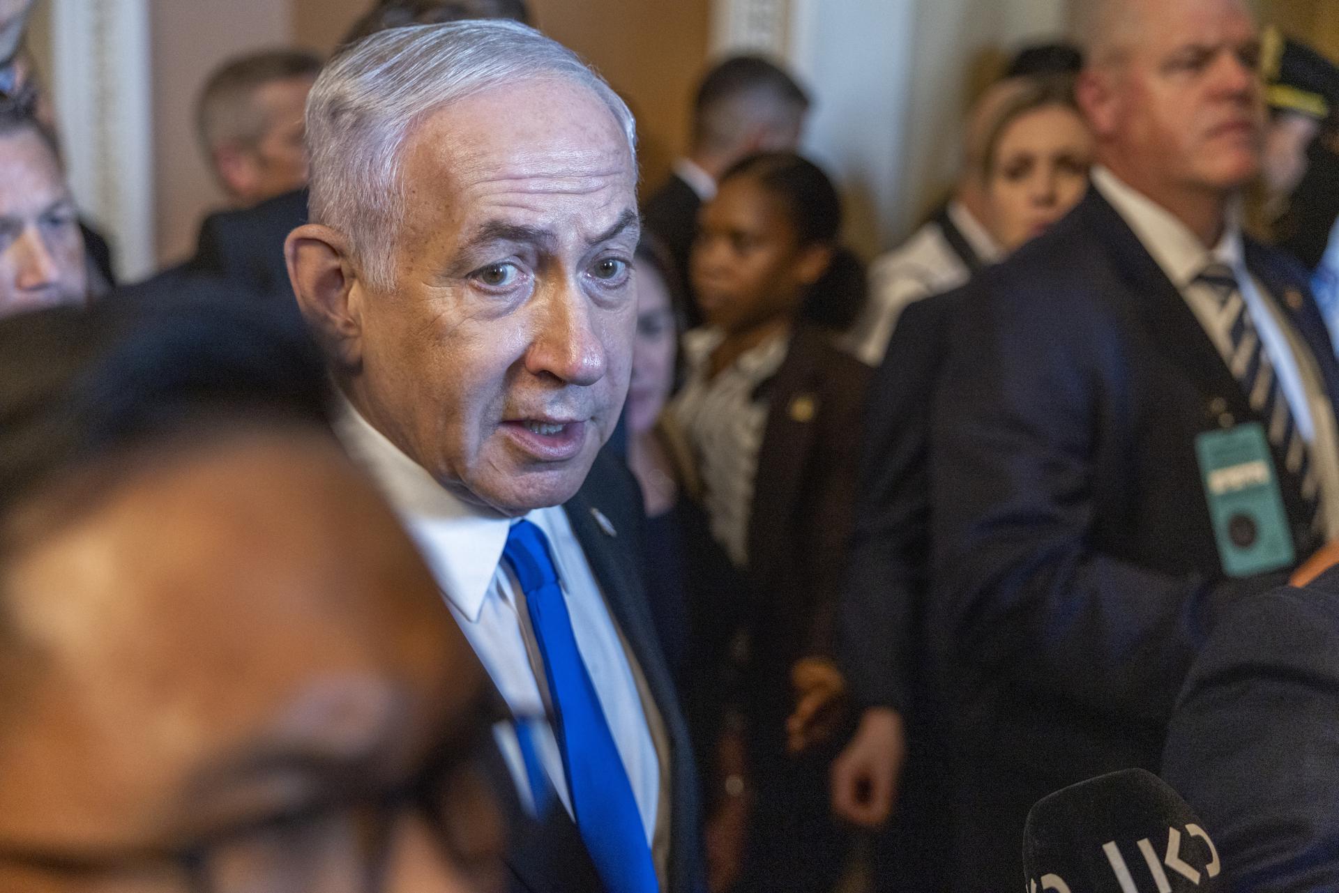 El primer ministro israelí, Benjamin Netanyahu (C), responde a una pregunta de los medios de comunicación mientras camina hacia una reunión con la dirección bipartidista del Senado en el Capitolio de EE.UU. en Washington, DC, EE.UU. EFE/EPA/SHAWN THEW