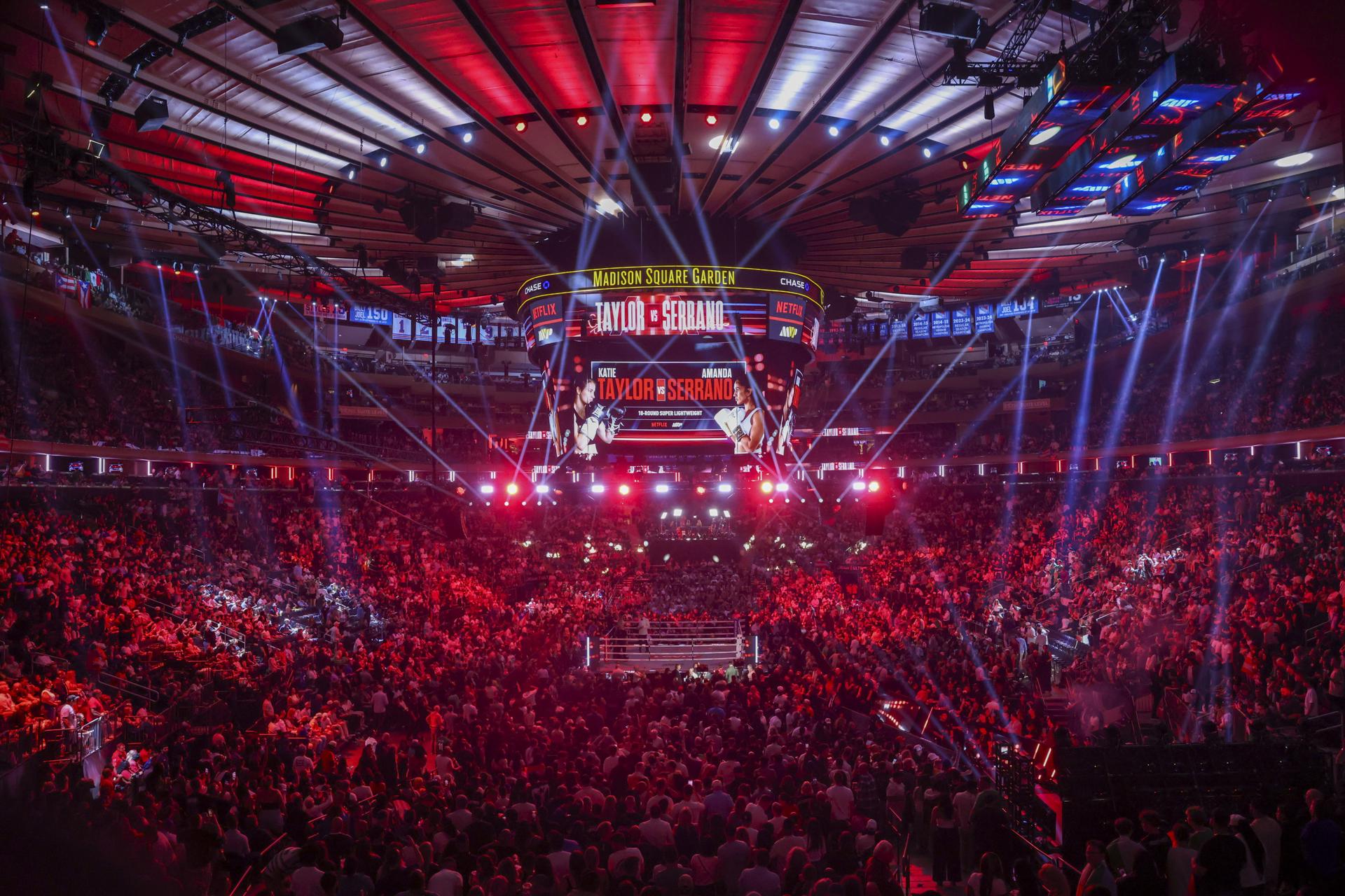 El Madison Square Garden en todo su esplendor para la pelea entre Amanda Serrano y Katie Taylor en Nueva York. EFE/EPA/SARAH YENESEL