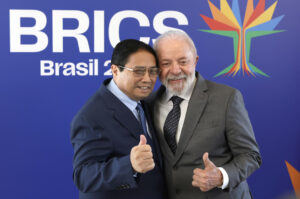 El presidente de Brasil Luiz Inácio Lula da Silva (d) posa con el primer ministro de Vietnam Phạm Minh Chính, durante una reunión este sábado en el Fuerte de Copacabana en Río de Janeiro (Brasil). EFE/ André Coelho