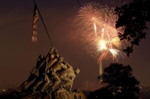 La capital de la nación celebra el cuatro de julio con fuegos artificiales, los cuales pueden ser vistos desde el monumento de Iwo Jima, en Washington. EFE/CHRIS GREENBERG/Archivo