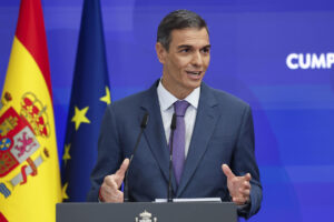 El presidente del Gobierno, Pedro Sánchez durante una rueda de prensa este lunes en el Palacio de la Moncloa en la que ha hecho balance de los últimos seis meses de mandato antes de las vacaciones, determinado a acabar la legislatura tras la crisis abierta por la imputación de Santos Cerdán. EFE/ Chema Moya