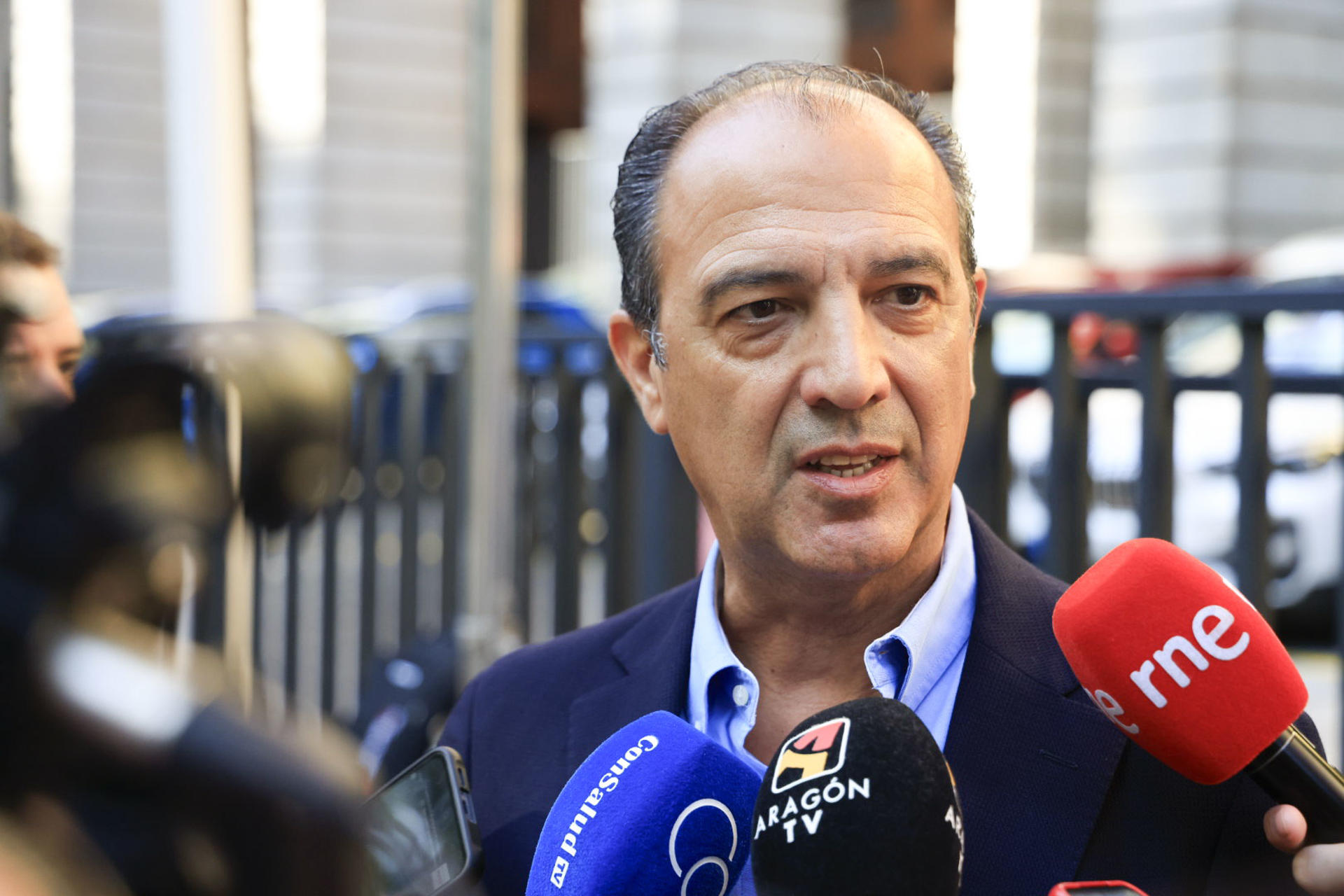 El consejero de Sanidad del Gobierno de Aragón, José Luis Bancalero, atiende a la prensa en el marco de la reunión del Consejo Interterritorial del Sistema Nacional de Salud, este viernes, en Madrid. EFE/ Pablo R. Seco