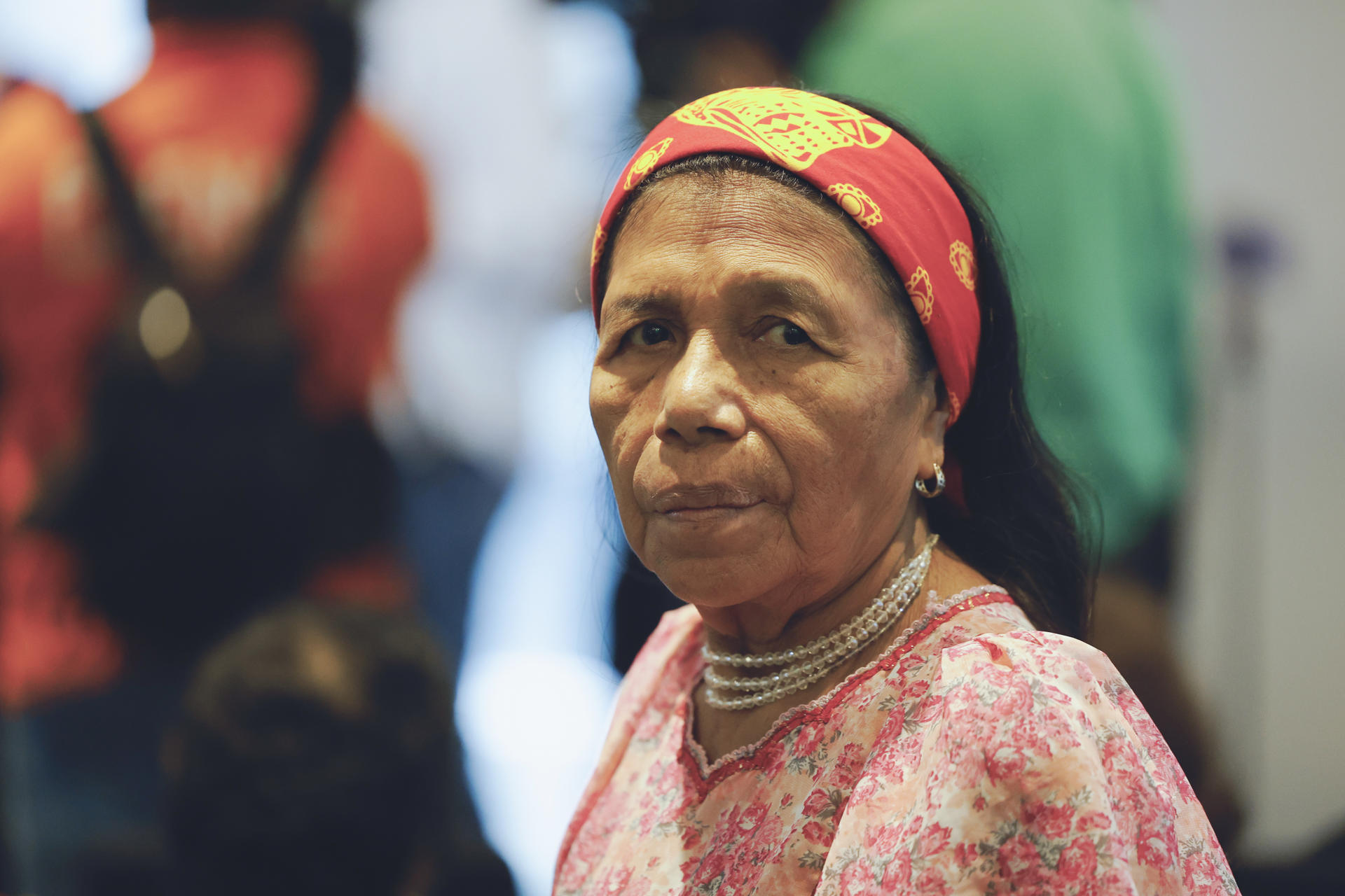Una integrante de la coordinadora nacional de mujeres indígenas de Panamá, la indígena guna Sonia Henríquez, posa en una rueda de prensa este lunes, en Ciudad de Panamá (Panamá). EFE/ Bienvenido Velasco