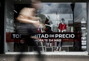 Fotografía de archivo de un aviso de rebajas en una tienda de ropa en San José (Costa Rica). EFE/Jeffrey Arguedas