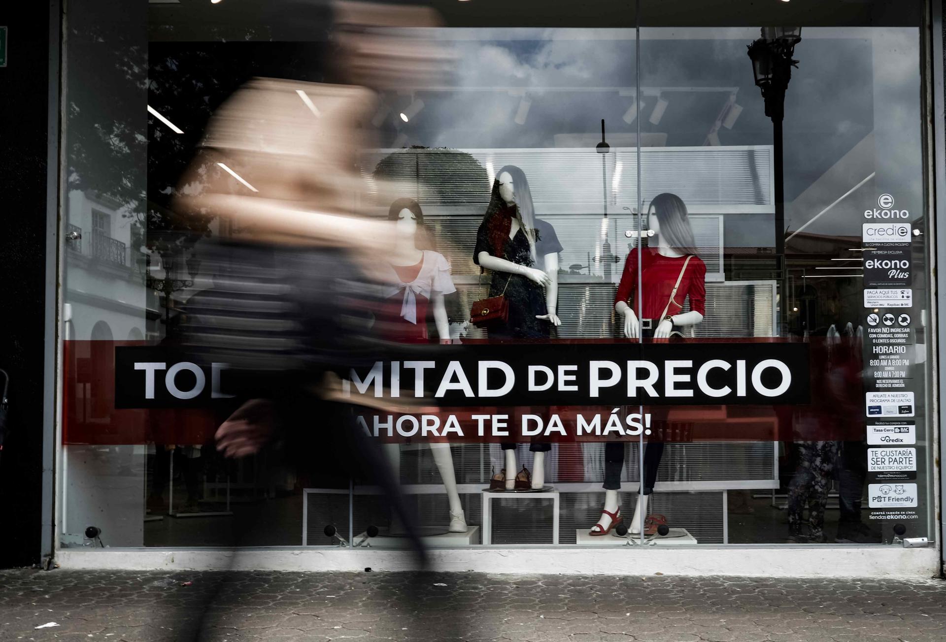Fotografía de archivo de un aviso de rebajas en una tienda de ropa en San José (Costa Rica). EFE/Jeffrey Arguedas