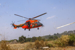 Un helicóptero trabaja en la tareas de extinción del incendio forestal de alta intensidad que se inició ayer en Paüls (Tarragona) y que afecta ya a un total de 3.137 hectáreas, en su mayoría forestales y de ellas más de mil dentro del Parque Natural de Els Ports.EFE/ Quique García
