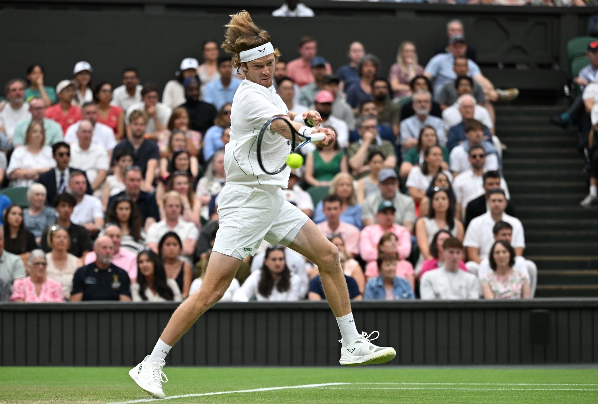 Andrey Rublev en acción durante el partido de octavos de Wimbledon contra Carlos Alcaraz. EFE/EPA/DANIEL HAMBURY
