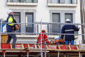 En la imagen trabajadores en la ciudad de Zaragoza. EFE/