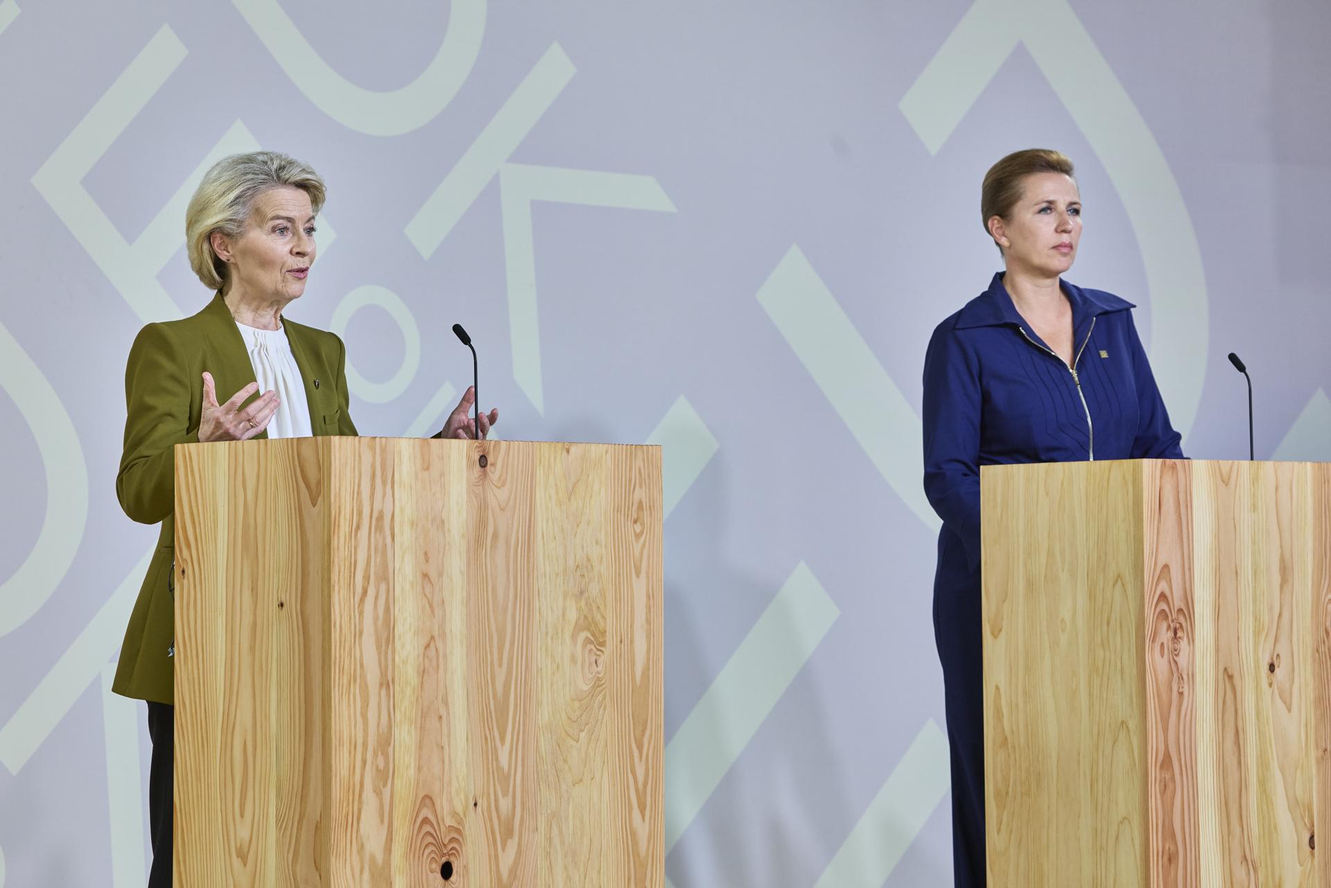 La presidenta de la Comisión Europea, Ursula von der Leyen (izquierda), y la primera ministra de Dinamarca, Mette Frederiksen, comparecen ante los medios informativos durante la ceremonia de apertura oficial de la Presidencia danesa de la Unión Europea en la ciudad de Aarhus.EFE/EPA/Mikkel Berg Pedersen