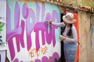 Una mujer pinta un mural durante el evento 'Hip Hop hecho por Mujeres' este sábado, en Caracas (Venezuela). EFE/ Ronald Peña R