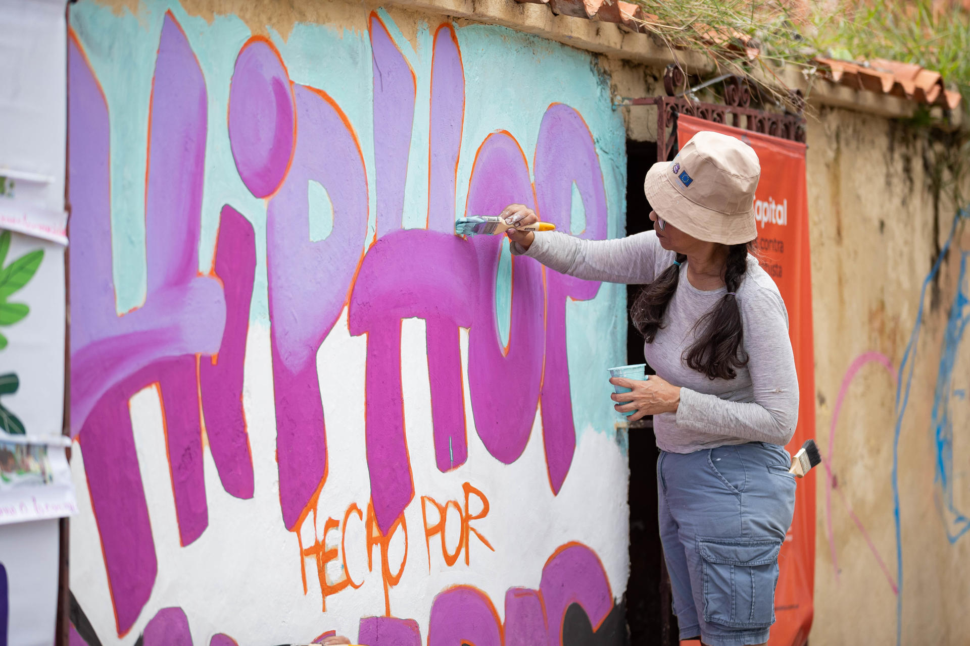 Una mujer pinta un mural durante el evento 'Hip Hop hecho por Mujeres' este sábado, en Caracas (Venezuela). EFE/ Ronald Peña R