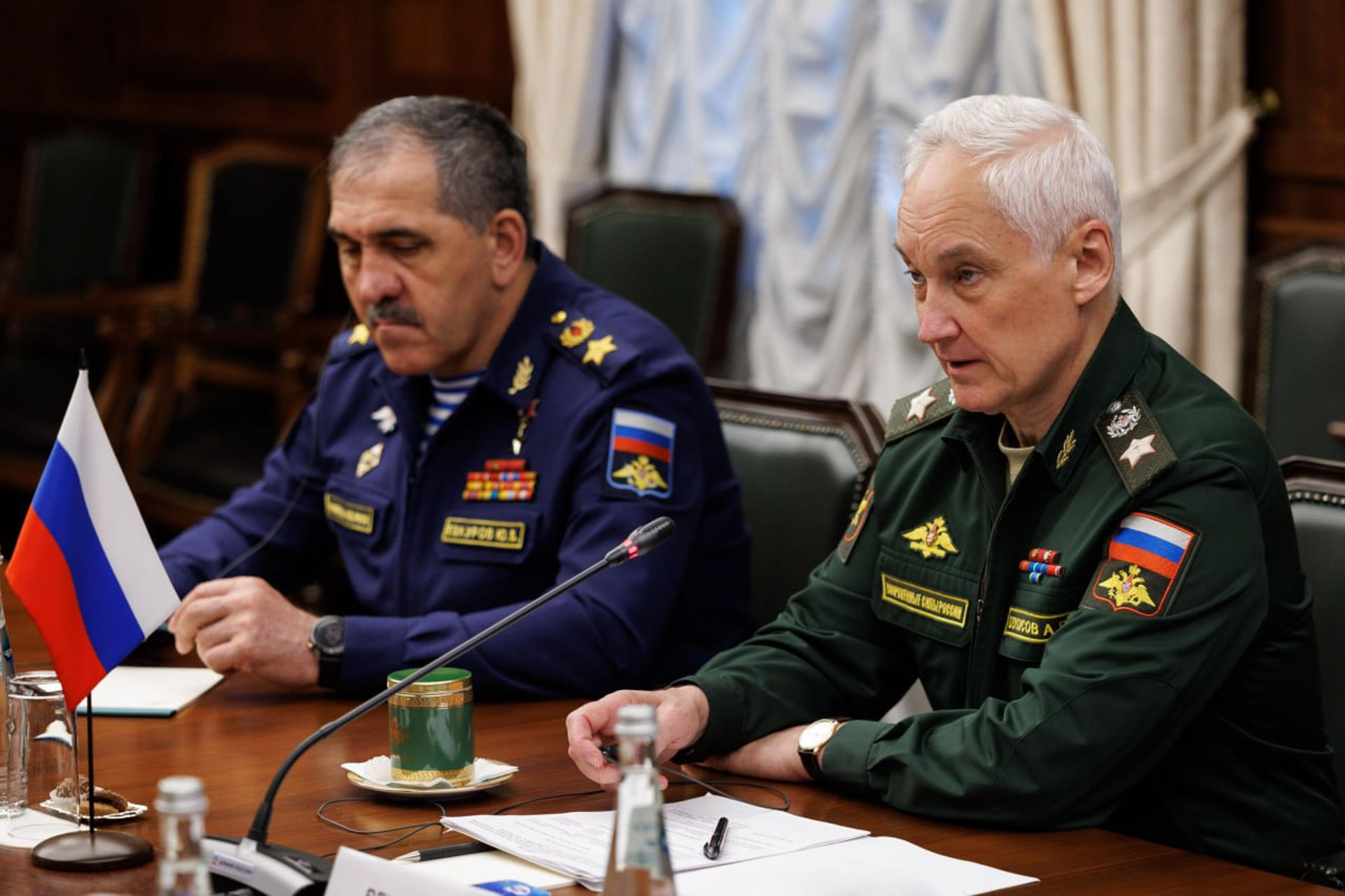 El ministro de Defensa de Rusia, Andréi Beloúsov (d), durante su reunión con su homólogo sirio Murhaf Abu Qasra, este jueves en Moscú. EFE/Ministerio Defensa de Rusia SOLO USO EDITORIAL/SOLO DISPONIBLE PARA ILUSTRAR LA NOTICIA QUE ACOMPAÑA (CRÉDITO OBLIGATORIO)