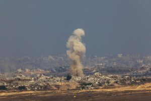 El humo se eleva tras un ataque aéreo israelí en la Franja de Gaza norteña, cerca de Beit Hanoun, tal como se ve desde el lado israelí de la frontera, el 10 de julio de 2025. EFE/EPA/ATEF SAFADI