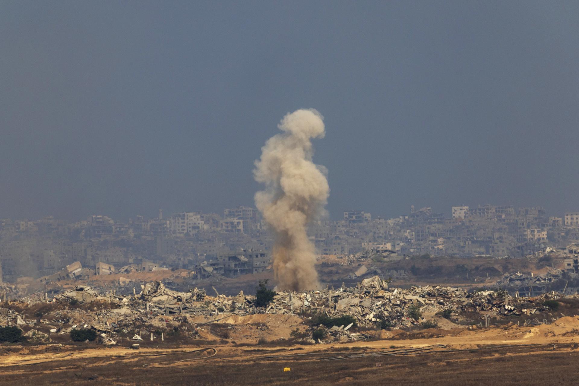 El humo se eleva tras un ataque aéreo israelí en la Franja de Gaza norteña, cerca de Beit Hanoun, tal como se ve desde el lado israelí de la frontera, el 10 de julio de 2025. EFE/EPA/ATEF SAFADI
